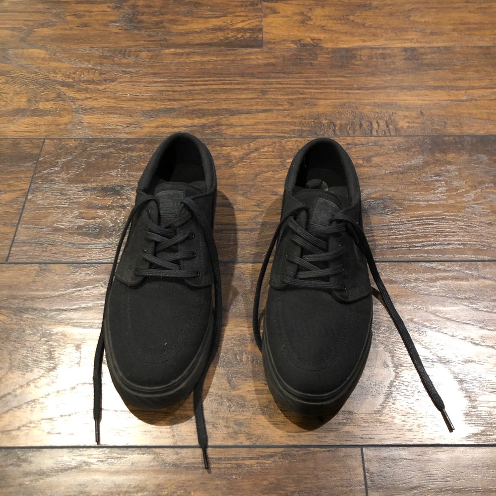 Men’s Nike, Canvas, Size 9.5, Black Zoom Air Shoes.
